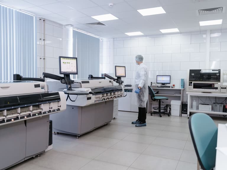 Vue d'ensemble d'un grand laboratoire hospitalier équipé d'analyseurs automatisés