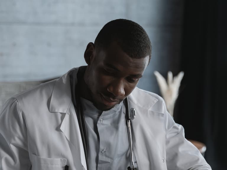 Médecin lisant un rapport de résultats imprimé
